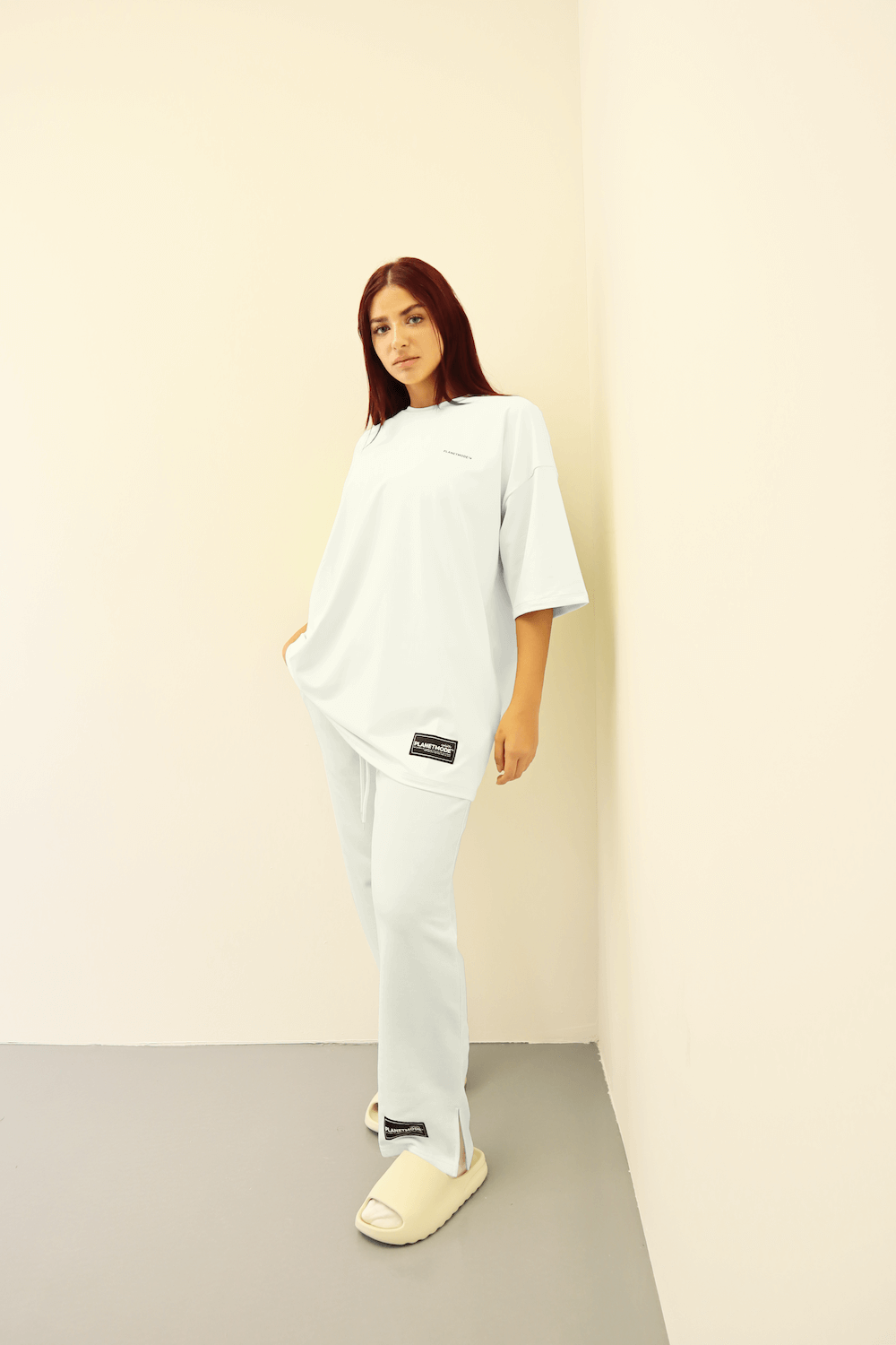 بنطال مريح مجموعة ضروريات FW/22 ابيض